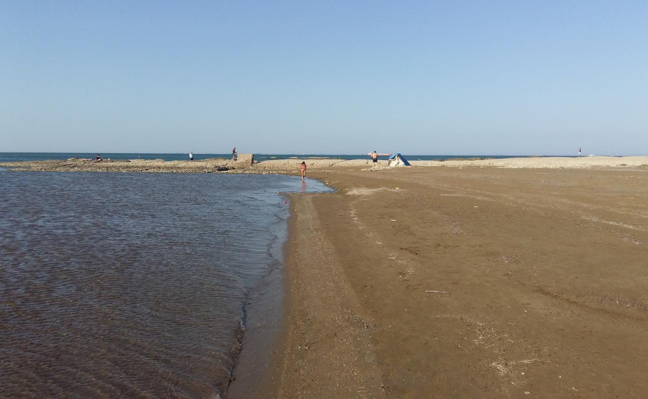 Mayak Beach'in fotoğrafı parlak kum yüzey ile