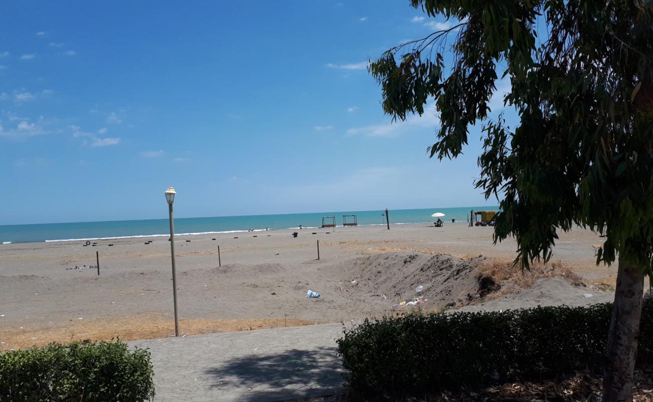 Safir Omid beach'in fotoğrafı kahverengi kum yüzey ile