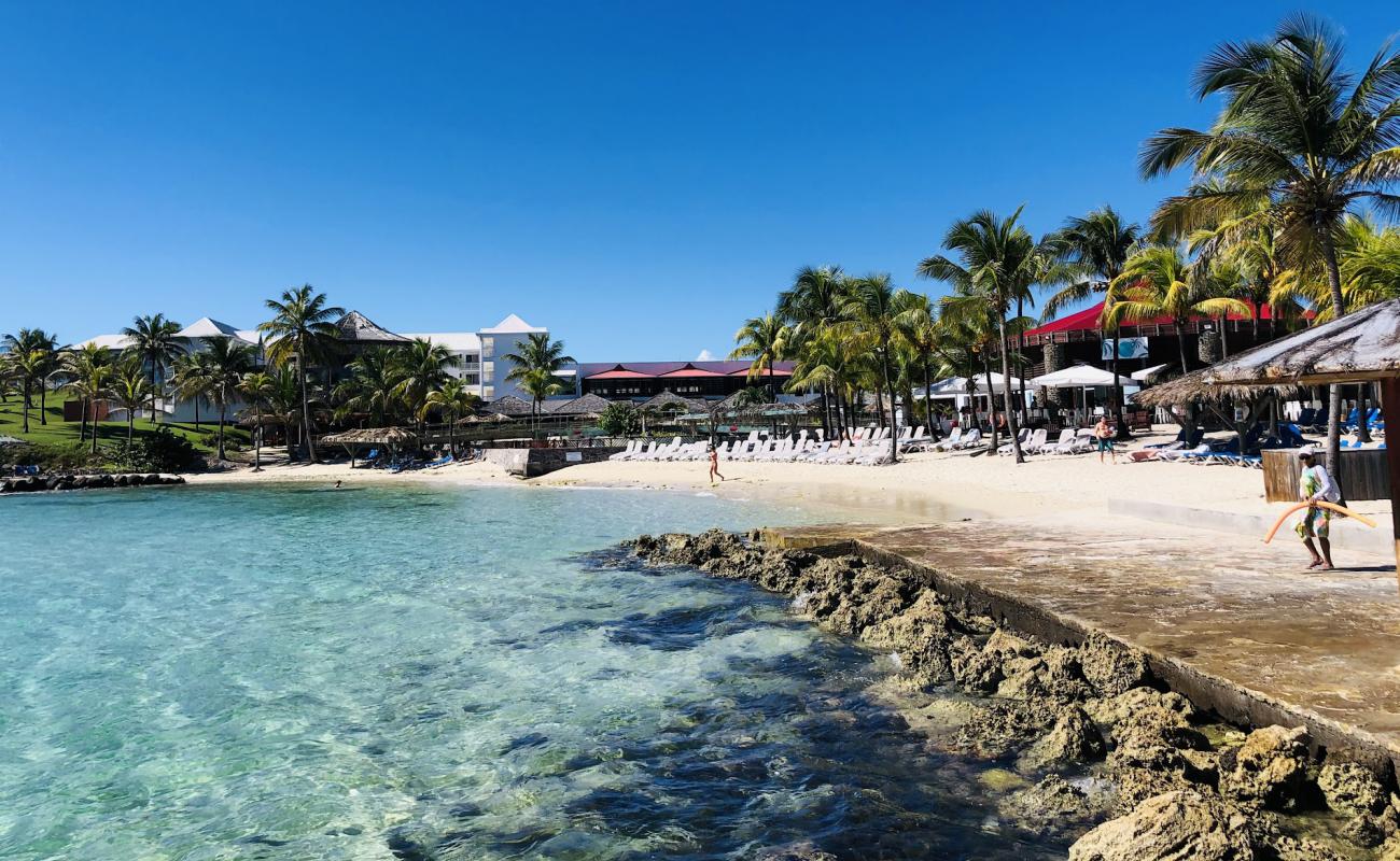 O'NAO Beach'in fotoğrafı i̇nce bej kum yüzey ile