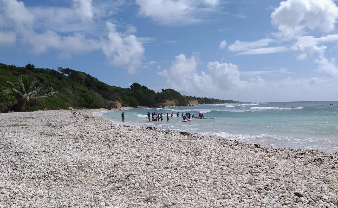 Plage de Gros Sable'in fotoğrafı hafif çakıl yüzey ile