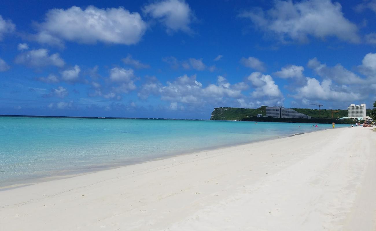 Fujita Beach'in fotoğrafı beyaz ince kum yüzey ile