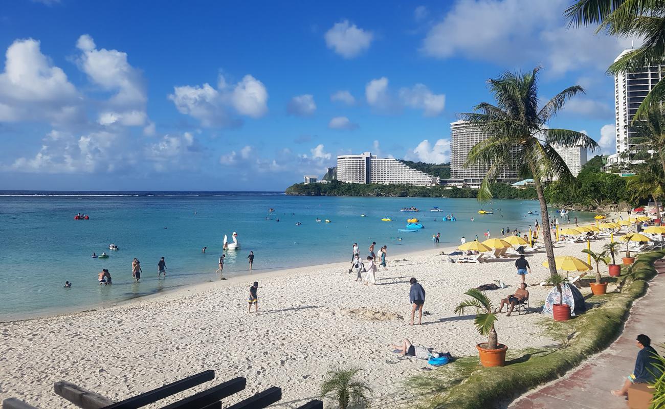 Tumon Plajı'in fotoğrafı beyaz ince kum yüzey ile