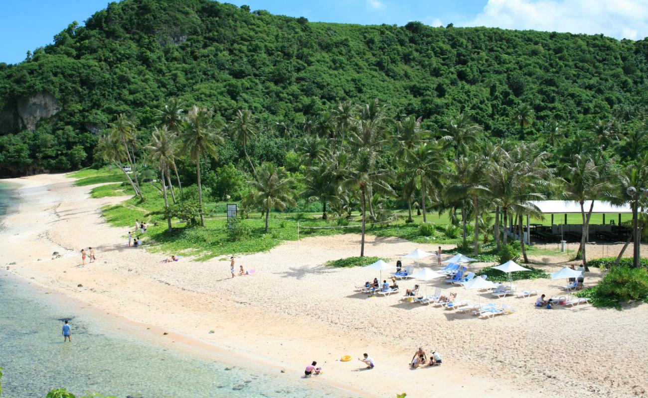 Gun Beach'in fotoğrafı parlak kum ve kayalar yüzey ile