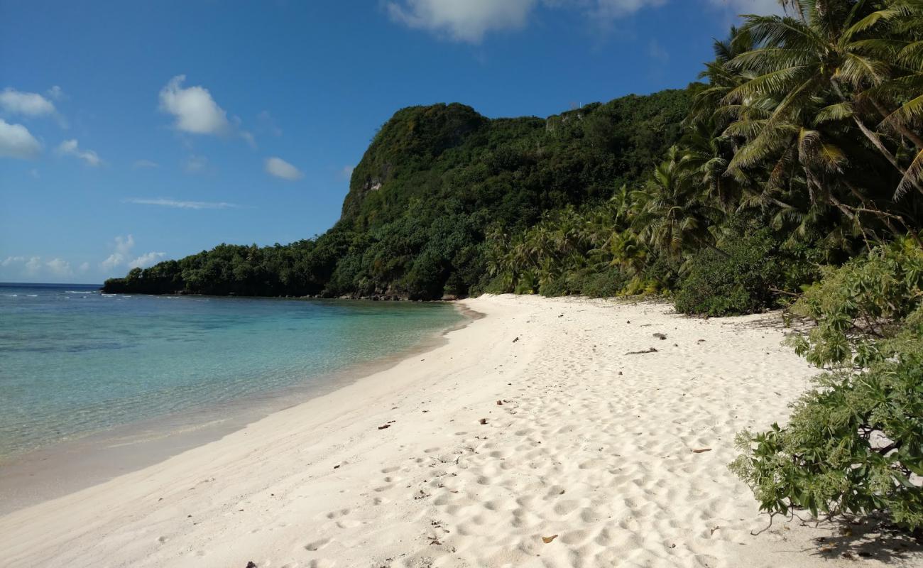 Haputo Beach'in fotoğrafı bej kum ve kayalar yüzey ile