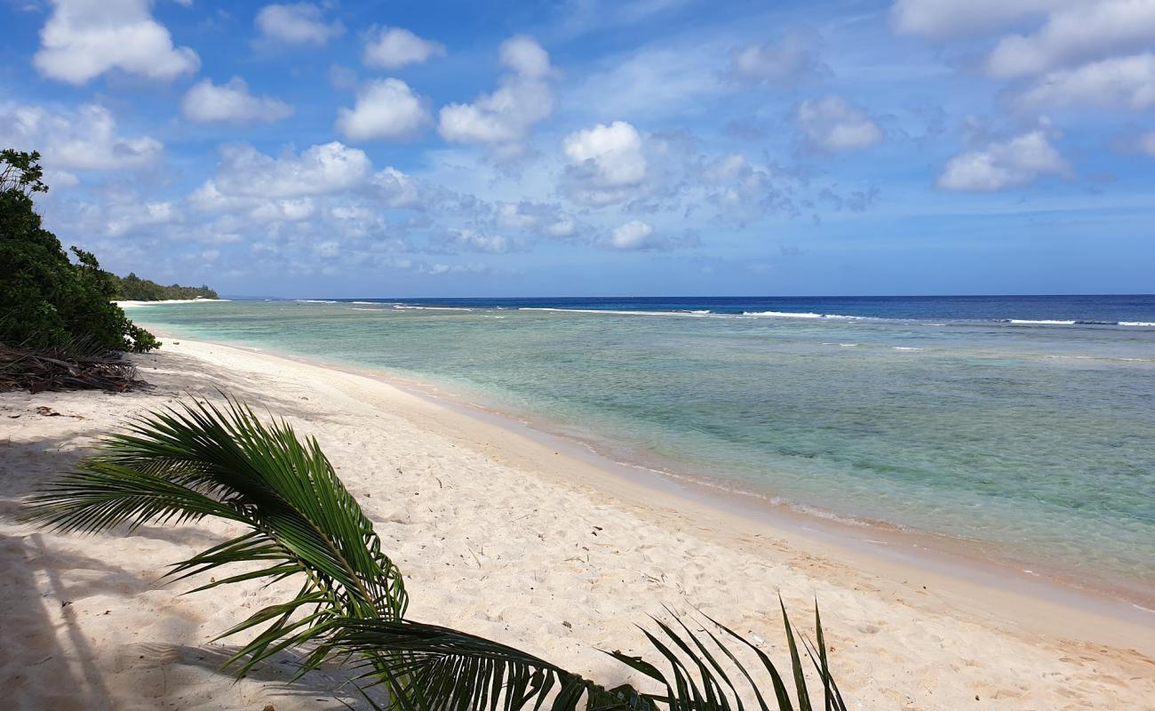 Guam Star Sand'in fotoğrafı parlak kum ve kayalar yüzey ile