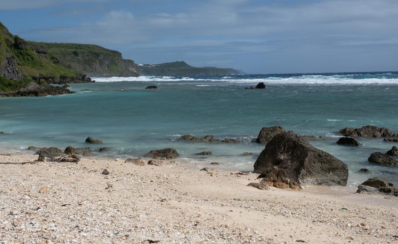 Taga'chang Beach'in fotoğrafı parlak kum ve kayalar yüzey ile