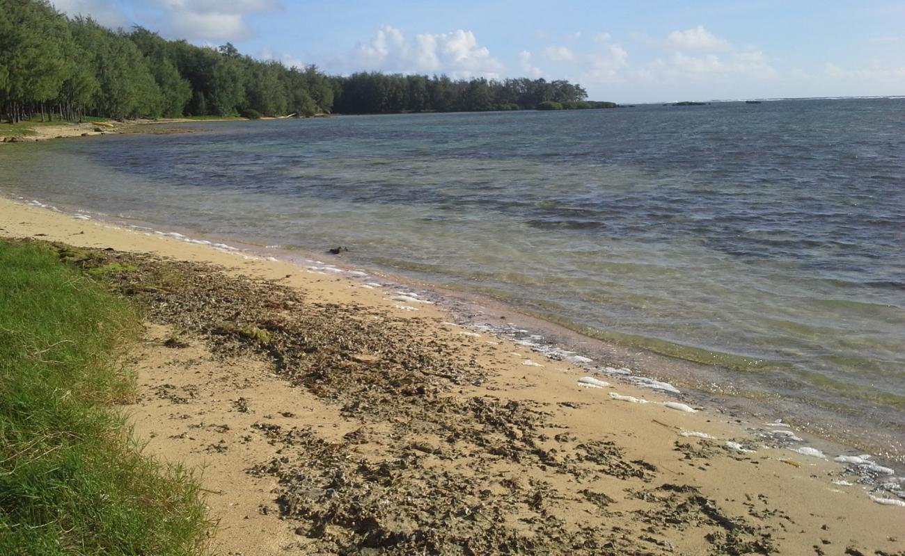 Inarajan Beach'in fotoğrafı bej kum ve çakıl yüzey ile