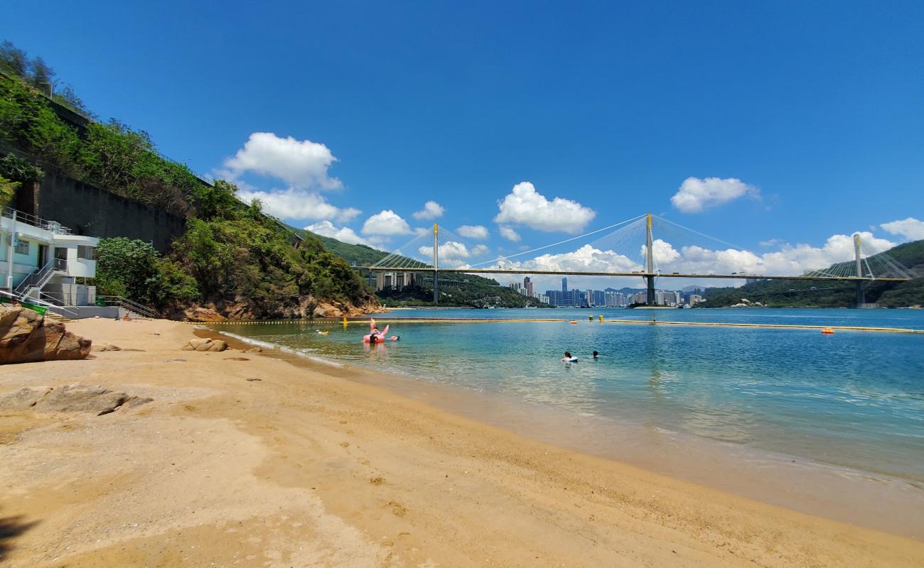 Hoi Mei Wan Beach'in fotoğrafı açık bej kum yüzey ile