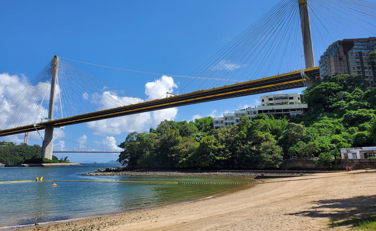 Ting Kau Beach'in fotoğrafı açık bej kum yüzey ile