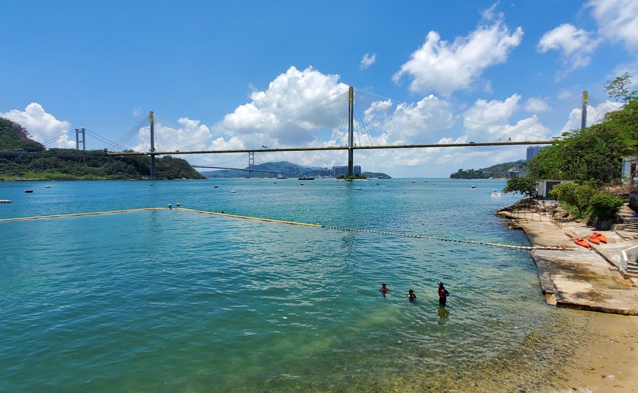 Approach Beach'in fotoğrafı bej kum ve çakıl yüzey ile