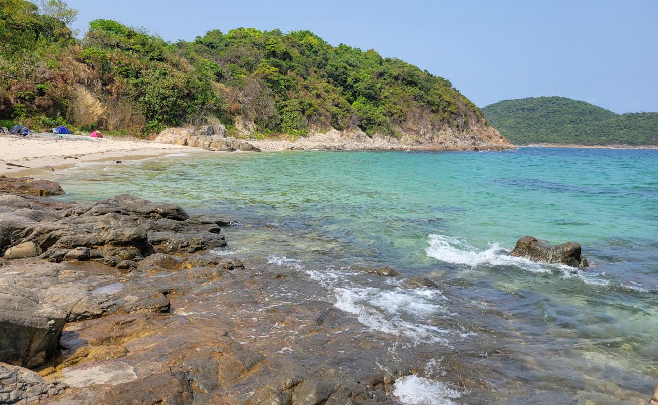 Pak Shui Wun'in fotoğrafı bej çakıl yüzey ile