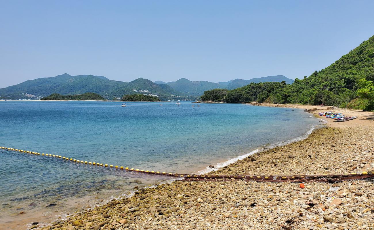 Kiu Tsui Beach'in fotoğrafı bej kum ve kayalar yüzey ile
