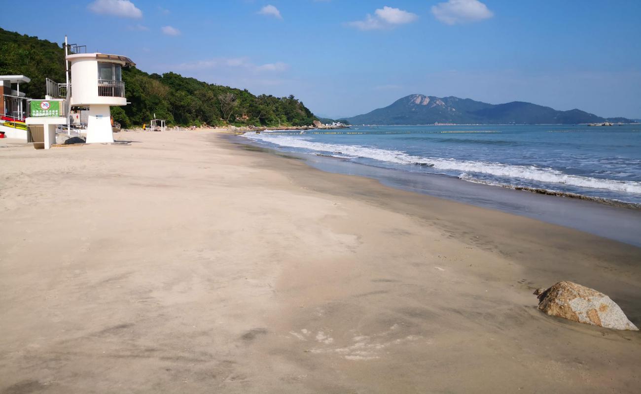 Tong Fuk Beach'in fotoğrafı i̇nce bej kum yüzey ile