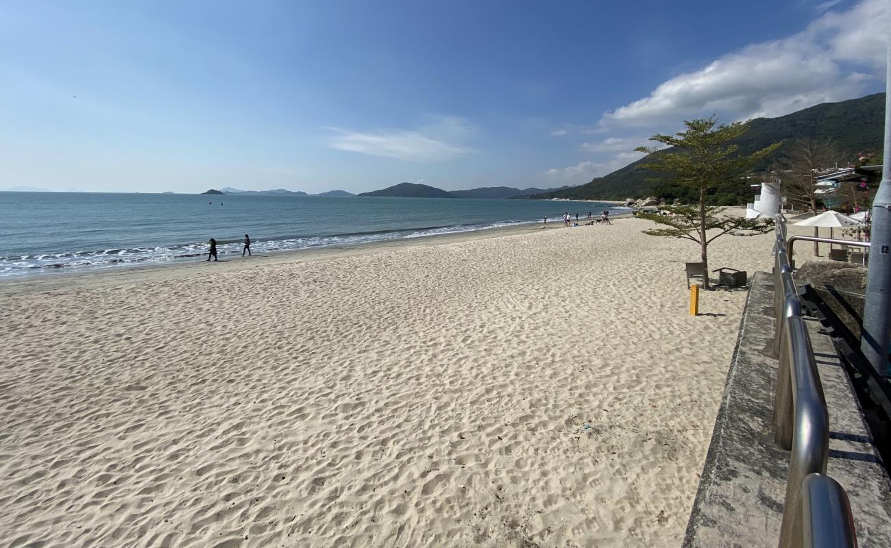 Upper Cheung Sha Beach'in fotoğrafı parlak kum yüzey ile