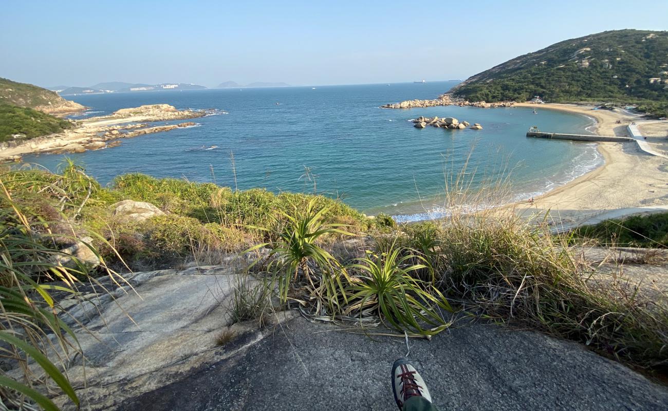 Yung Shue Ha Beach'in fotoğrafı parlak kum yüzey ile