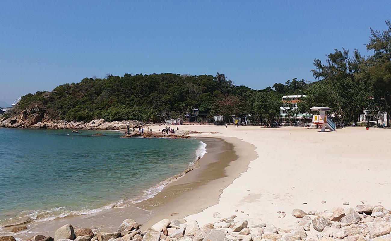 Hung Shing Yeh Beach'in fotoğrafı parlak kum yüzey ile