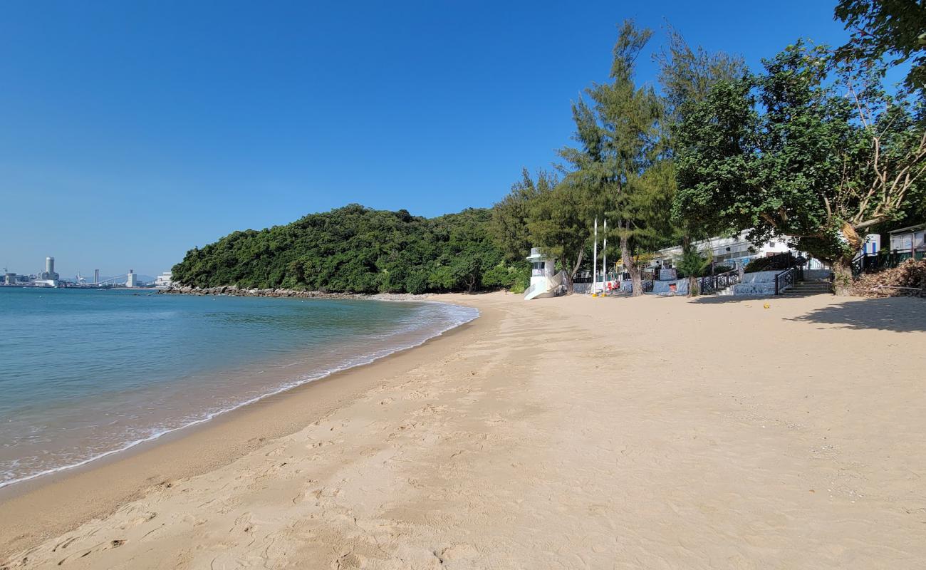 Lo So Shing Beach'in fotoğrafı açık bej kum yüzey ile