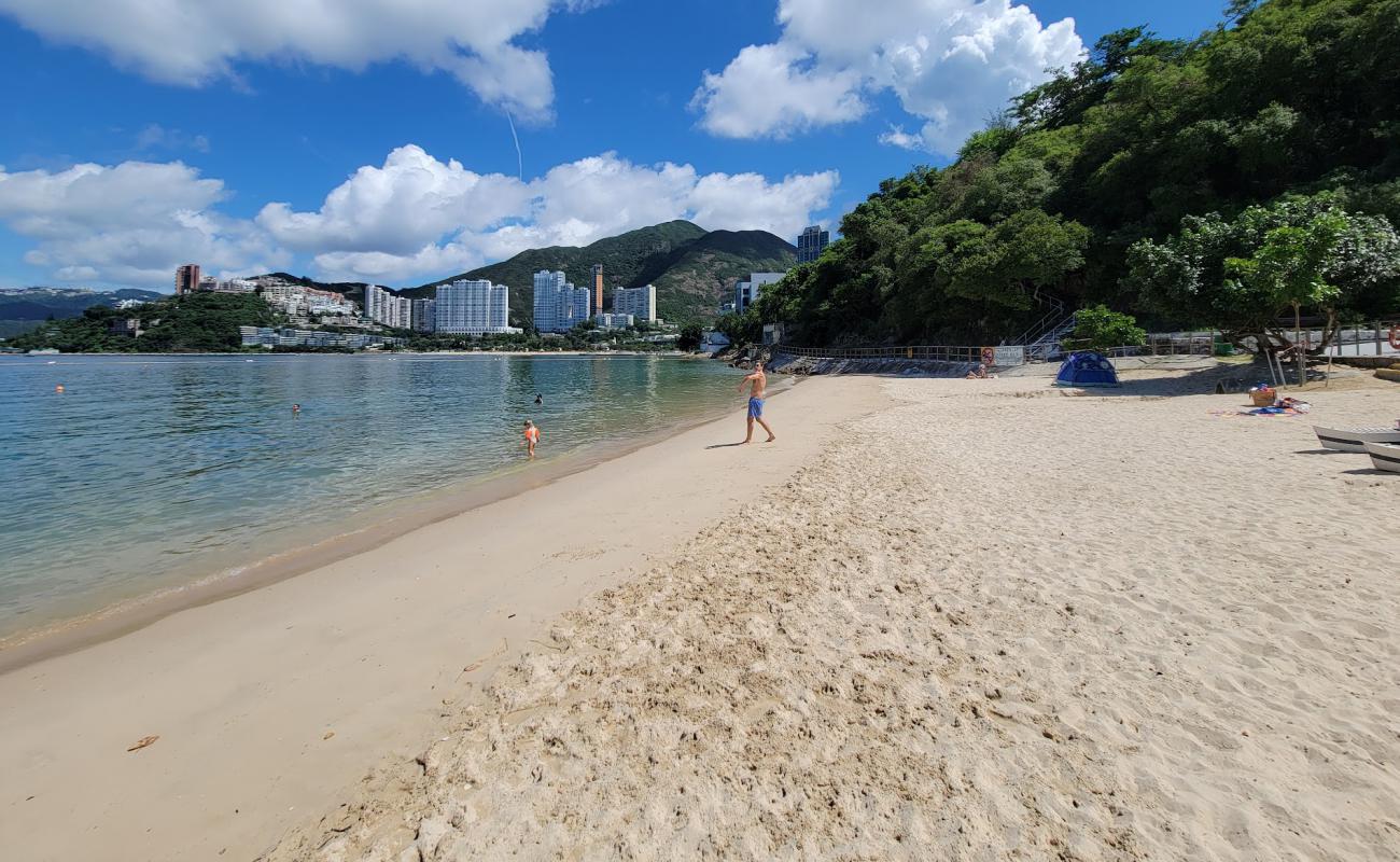 Middle Bay Beach'in fotoğrafı açık bej kum yüzey ile