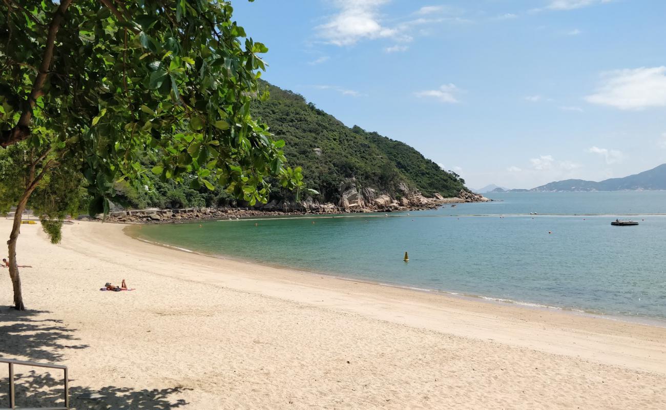 Chung Hom Kok Beach'in fotoğrafı parlak kum yüzey ile