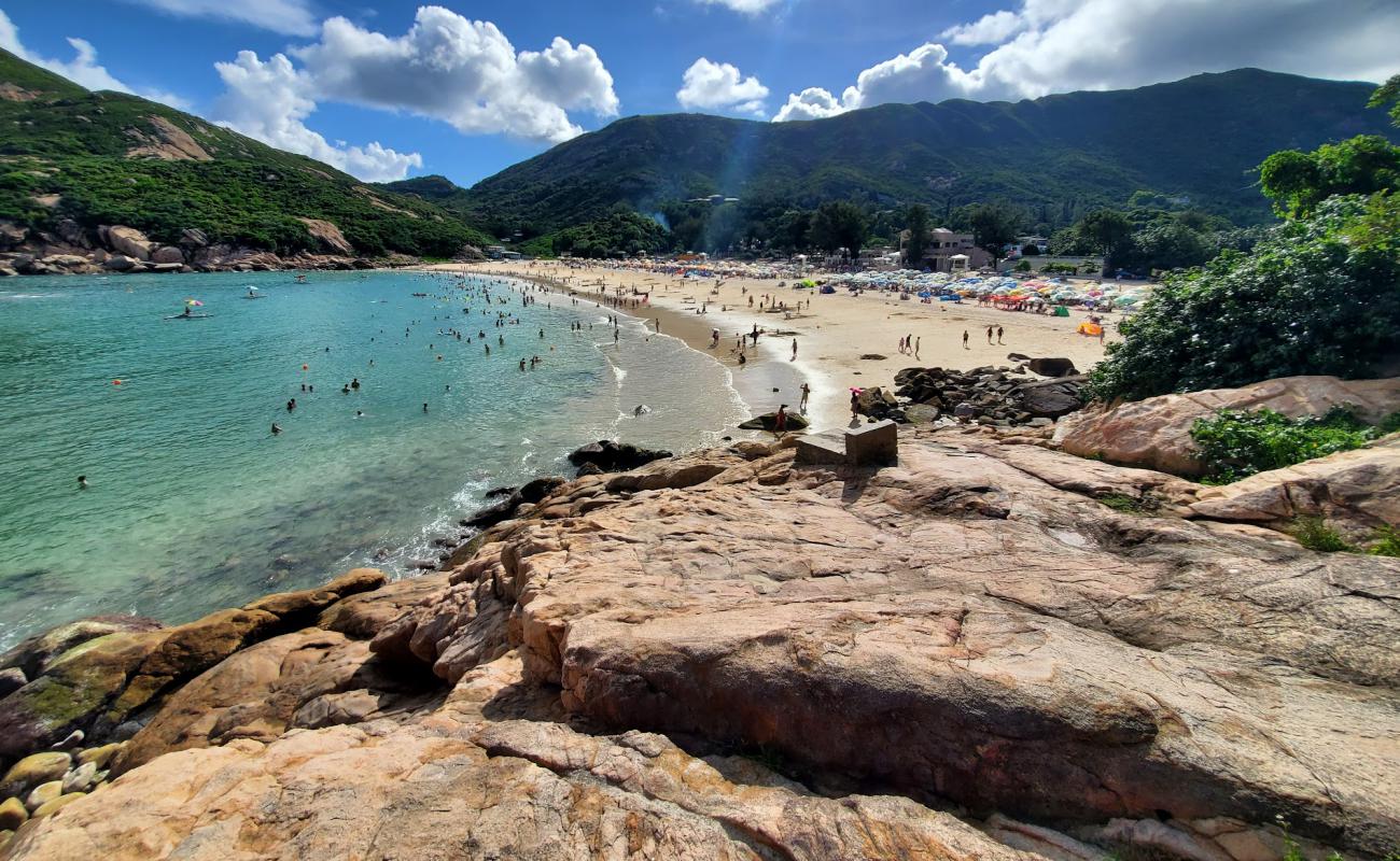 Shek O Beach'in fotoğrafı açık bej kum yüzey ile