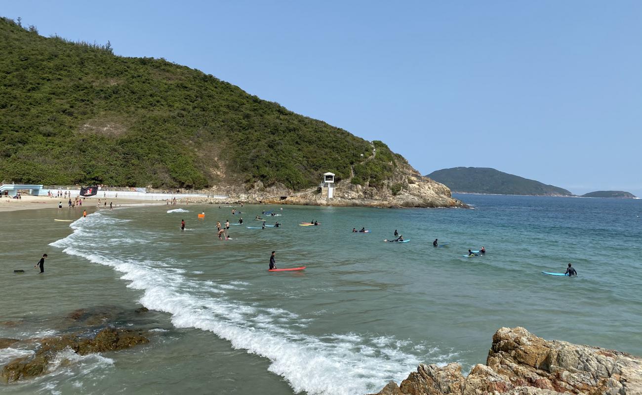 Big Wave Bay Beach'in fotoğrafı açık bej kum yüzey ile