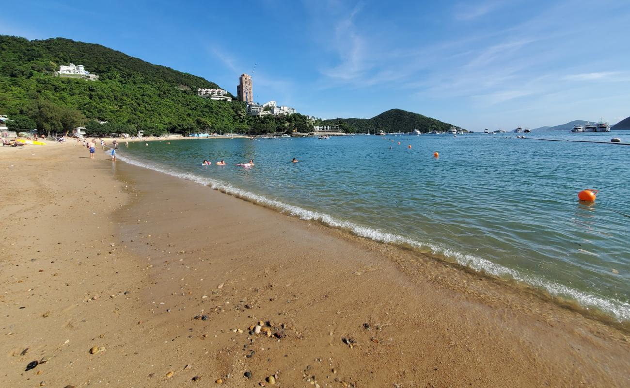 Deep Water Bay Beach'in fotoğrafı açık bej kum yüzey ile