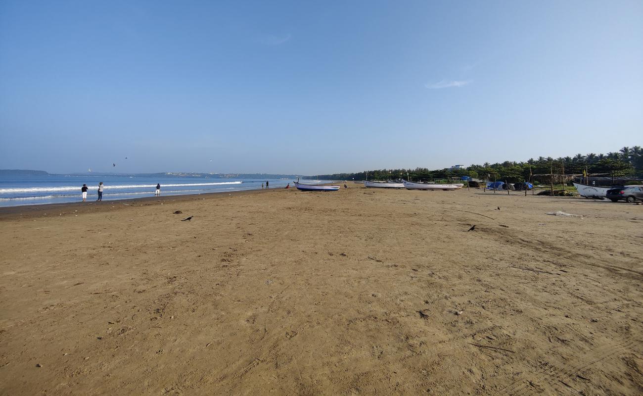 Caranzalem Beach'in fotoğrafı açık bej kum yüzey ile