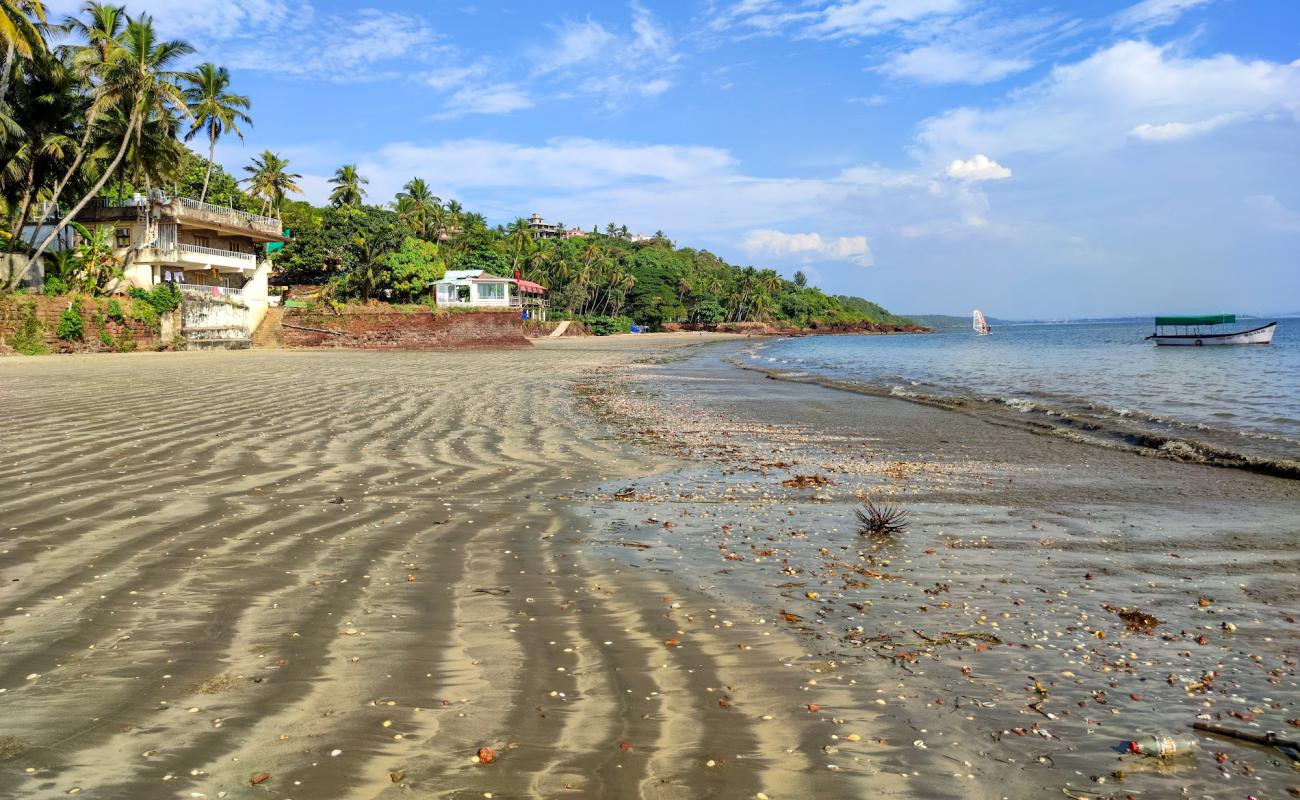 Dona Paula Beach'in fotoğrafı parlak kum yüzey ile