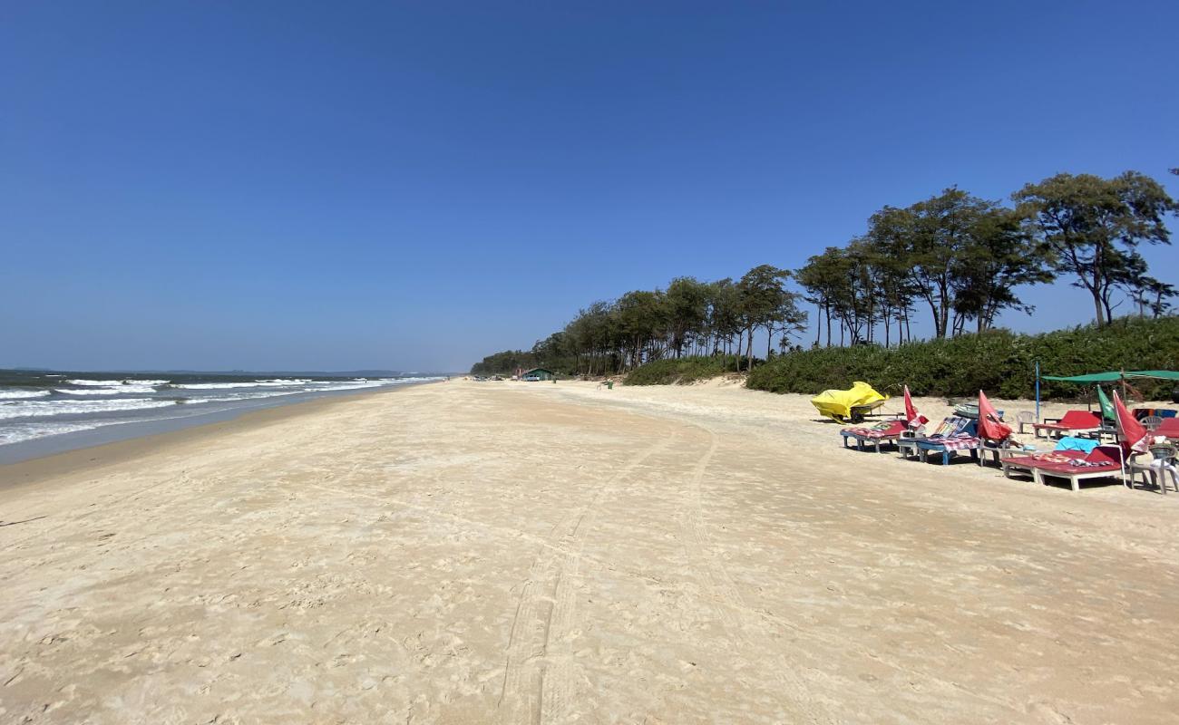 Betalbatim Beach'in fotoğrafı parlak kum yüzey ile