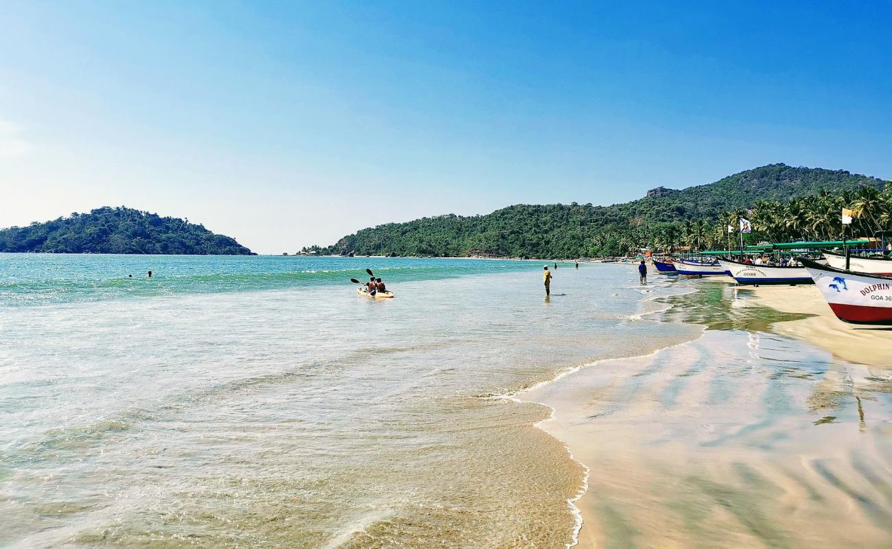 Palolem Beach'in fotoğrafı i̇nce bej kum yüzey ile