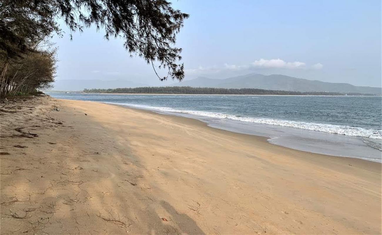 Majali Beach'in fotoğrafı parlak kum yüzey ile