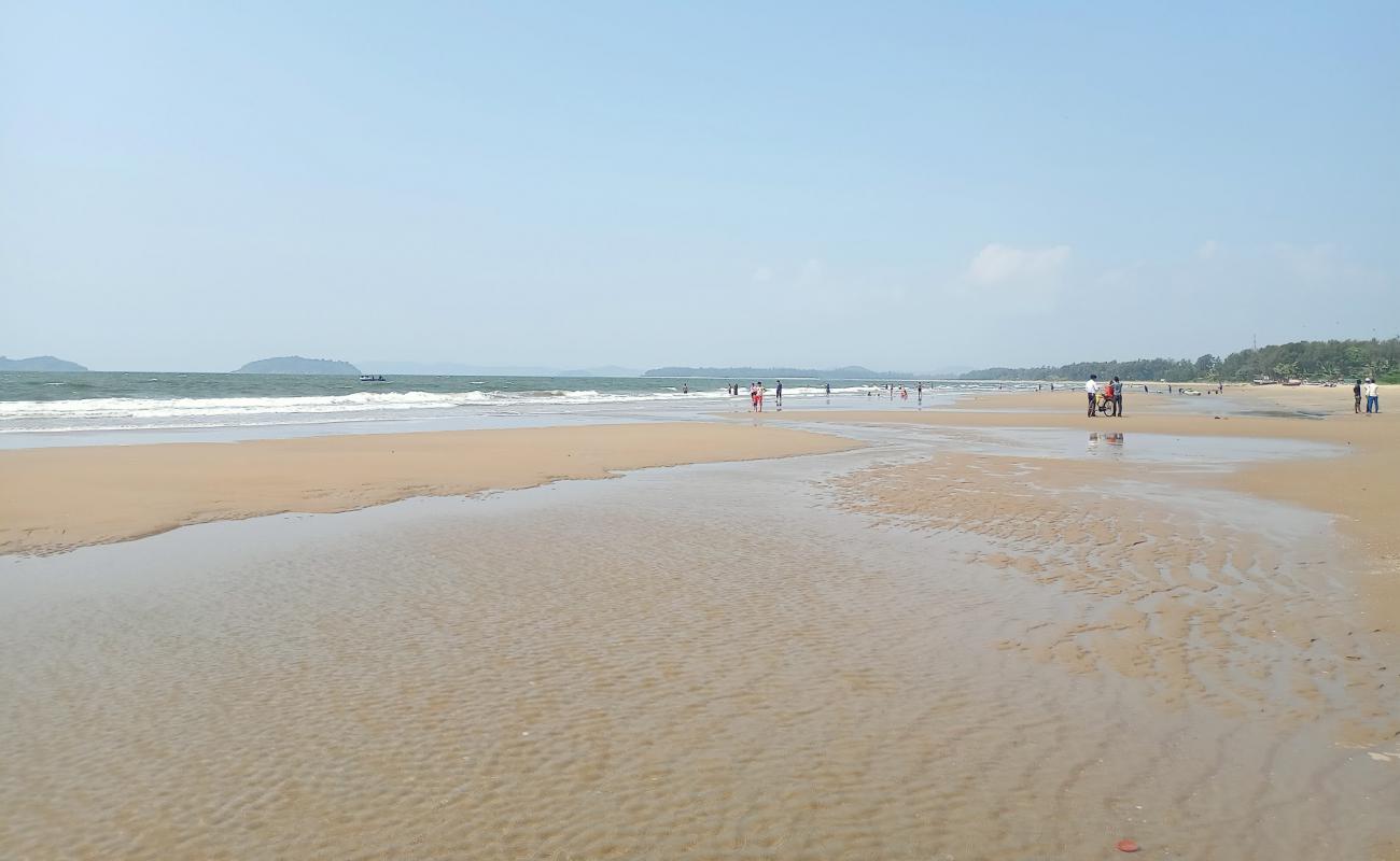 Naval Beach Karwar'in fotoğrafı parlak kum yüzey ile