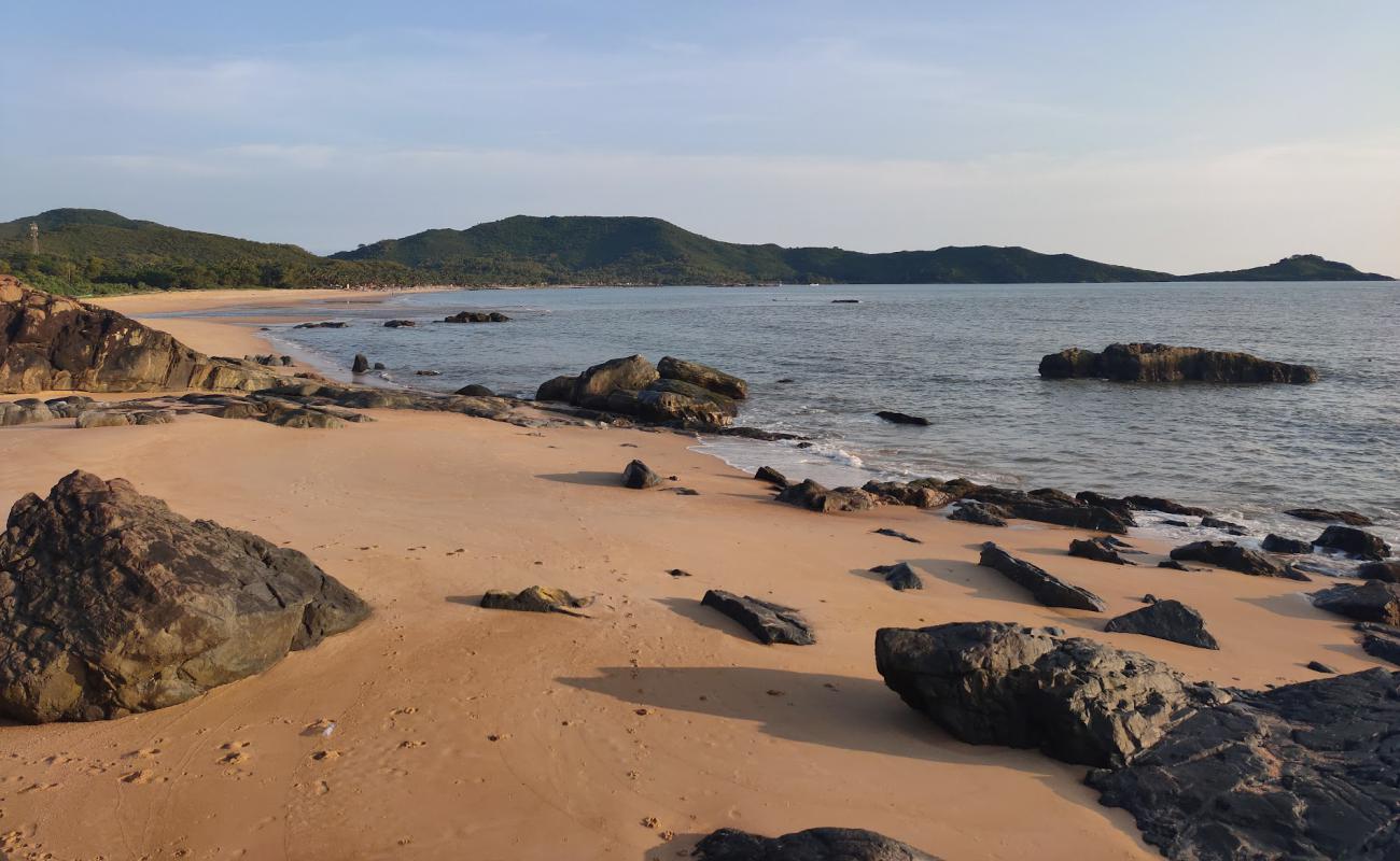 Nadibhag beach'in fotoğrafı açık bej kum yüzey ile