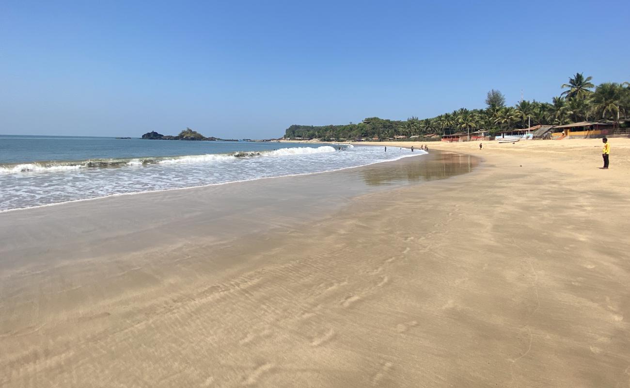 Om Beach'in fotoğrafı parlak kum yüzey ile