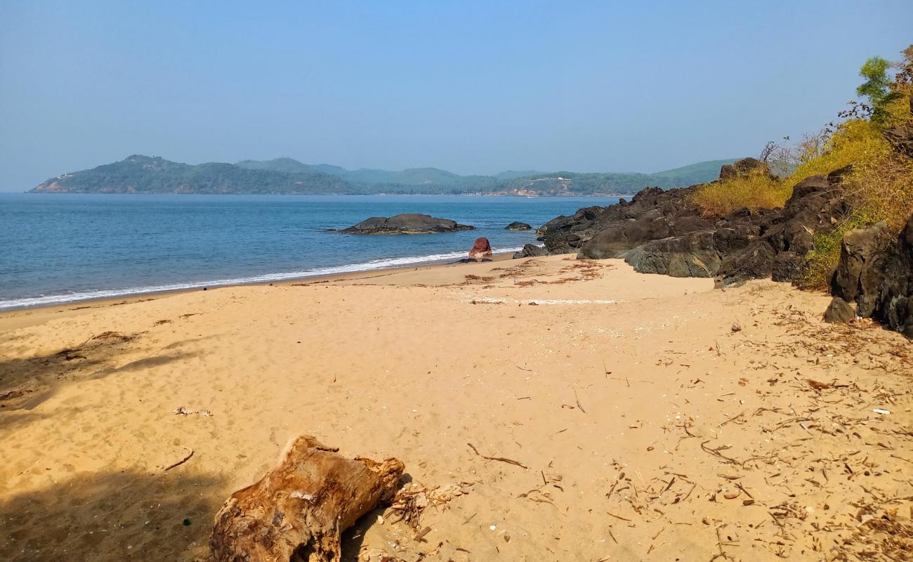 Kirubeli Cove'in fotoğrafı açık bej kum yüzey ile