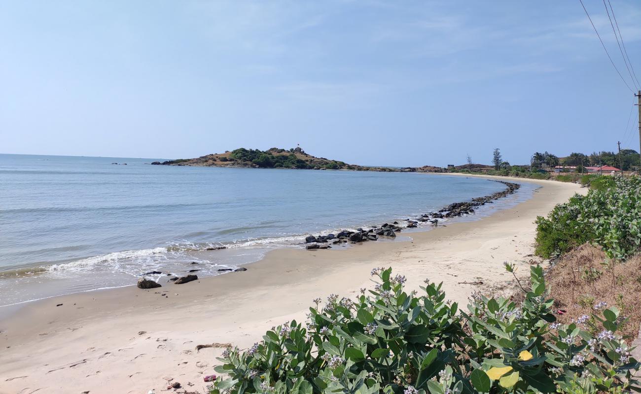 Kumta Beach'in fotoğrafı açık bej kum yüzey ile
