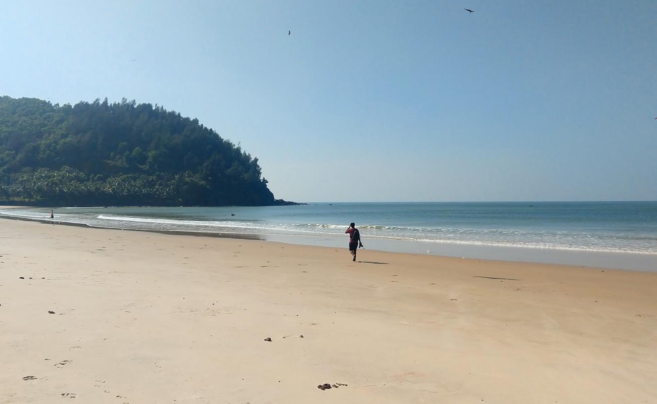 Dhareshwar beach'in fotoğrafı parlak kum yüzey ile