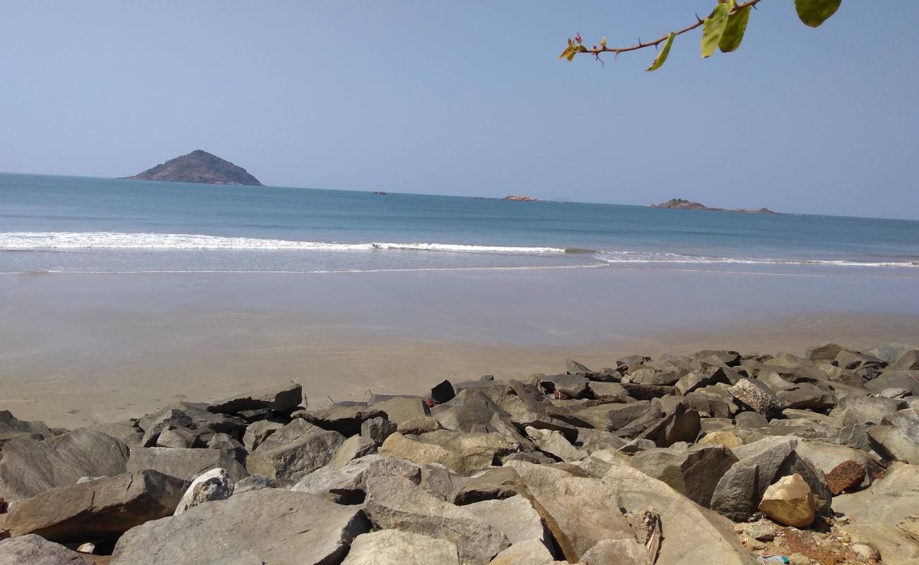 Nakhuda Beach'in fotoğrafı açık bej kum yüzey ile
