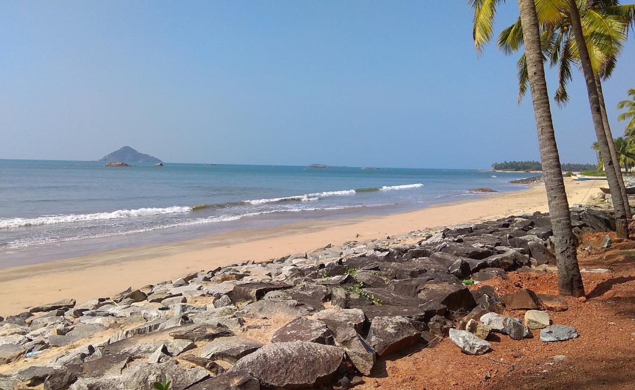 Jali Beach'in fotoğrafı açık bej kum yüzey ile