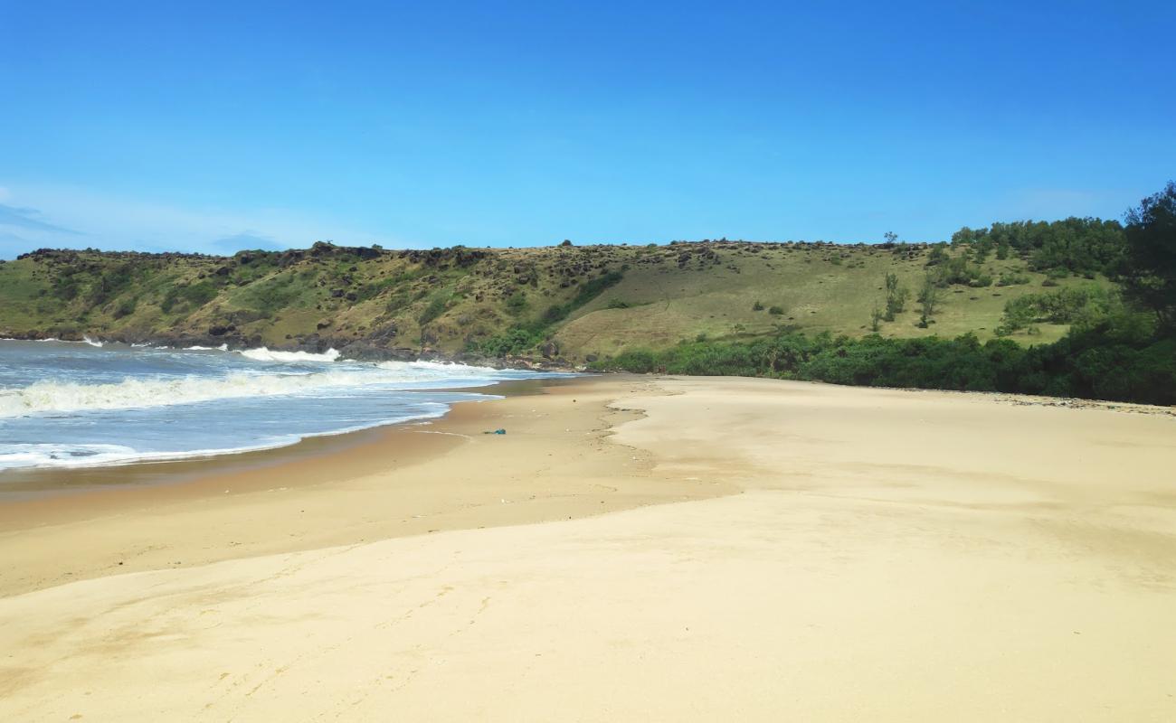 Bonnie Beach'in fotoğrafı parlak kum yüzey ile