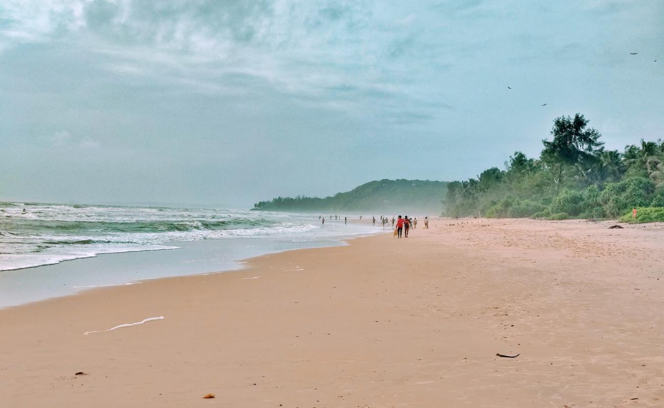 Alivekodi Beach'in fotoğrafı açık bej kum yüzey ile