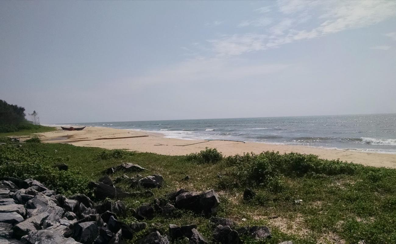 Koravadi Beach'in fotoğrafı parlak kum yüzey ile