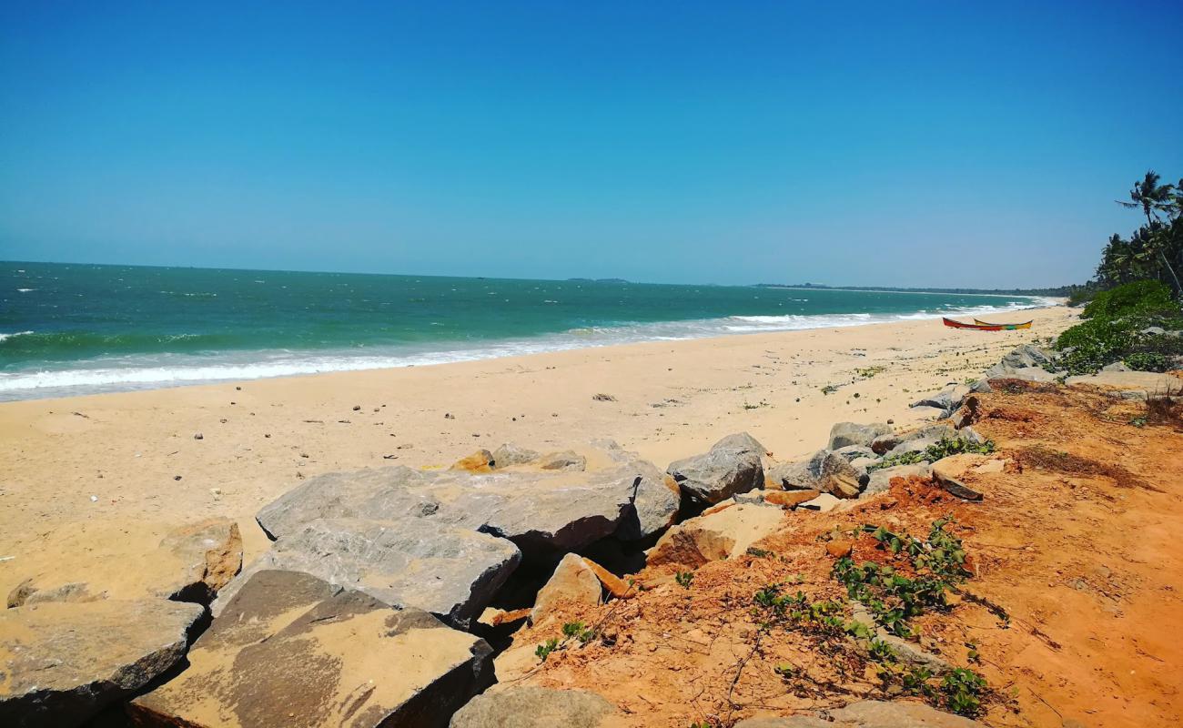 Mattu Beach'in fotoğrafı parlak kum yüzey ile