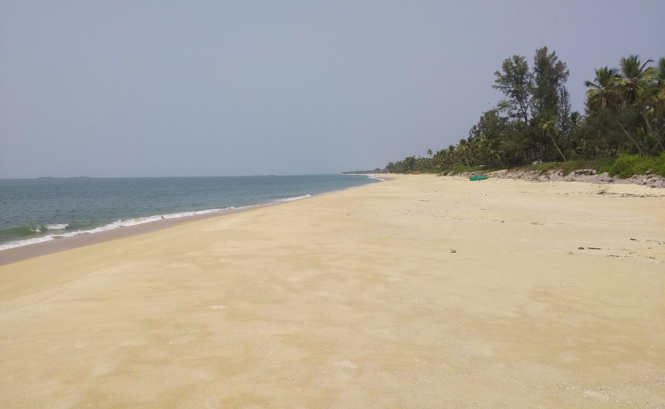 Bavaguthu Beach'in fotoğrafı açık bej kum yüzey ile