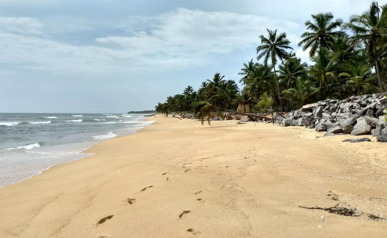 Uchila Beach'in fotoğrafı parlak kum yüzey ile