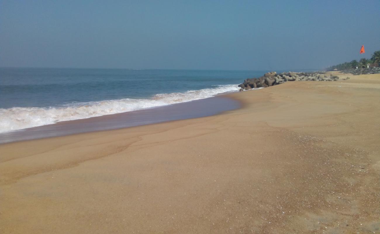 Ullal beach'in fotoğrafı açık bej kum yüzey ile