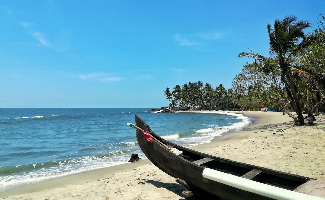 Puthenthodu Beach'in fotoğrafı parlak kum yüzey ile