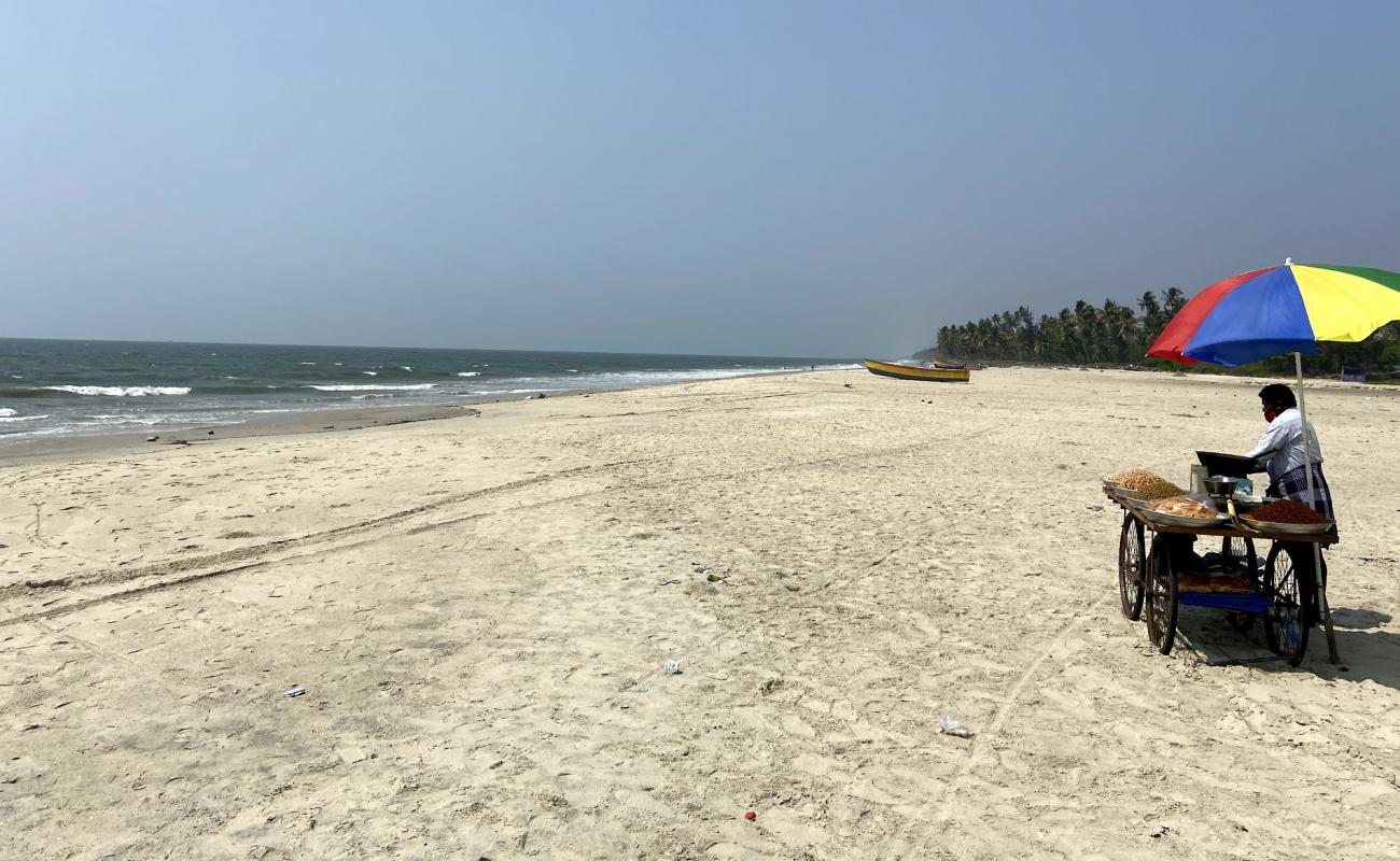 Andhakaranazhi Beach'in fotoğrafı parlak ince kum yüzey ile