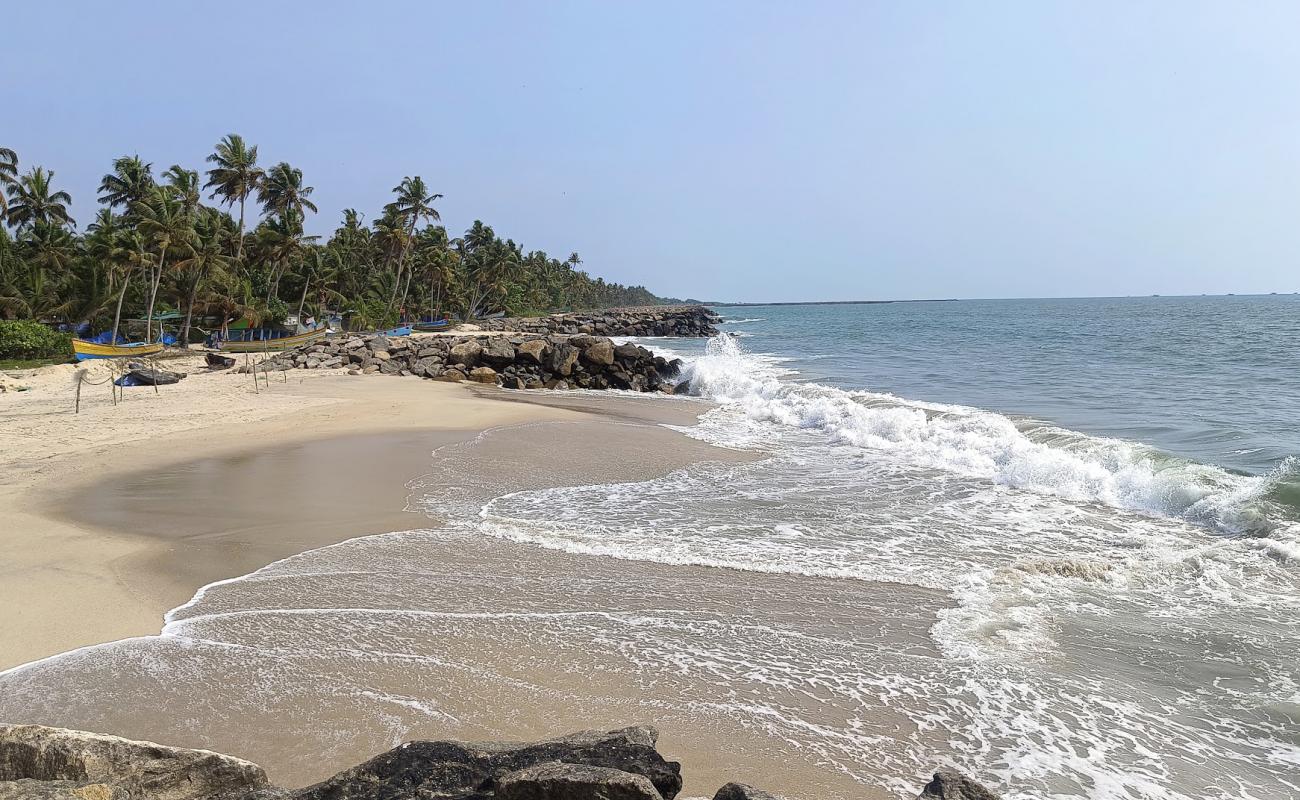 Thaickal Beach'in fotoğrafı parlak ince kum yüzey ile