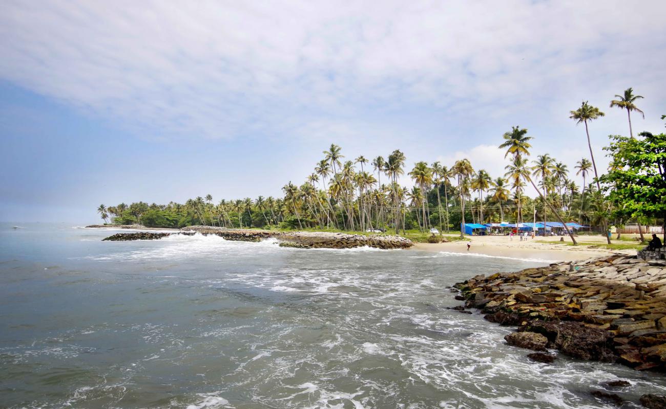 Thirumullavaram Beach'in fotoğrafı parlak kum yüzey ile